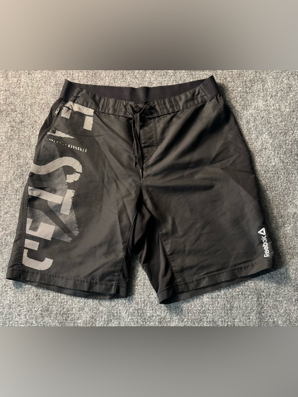 Reebok Gym Shorts Stronger with Every Rep Mens Sz M Black Zipper Pocket 9”inseam